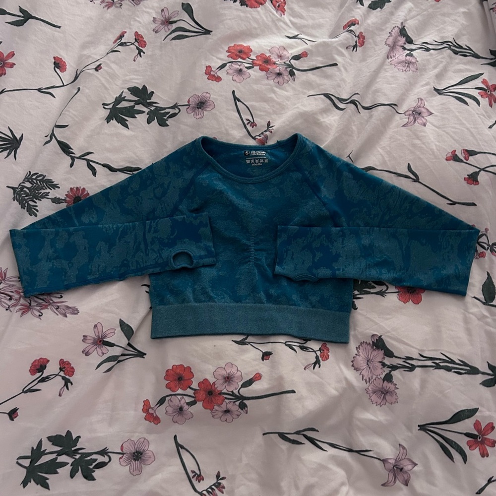 NWOT cropped long sleeve workout tee